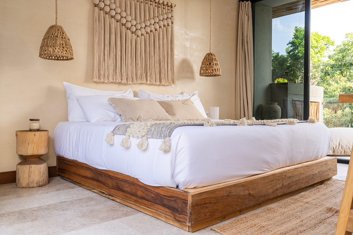 Bedroom with woven wall art and pendant lights beside the bed — Casa Noil 27