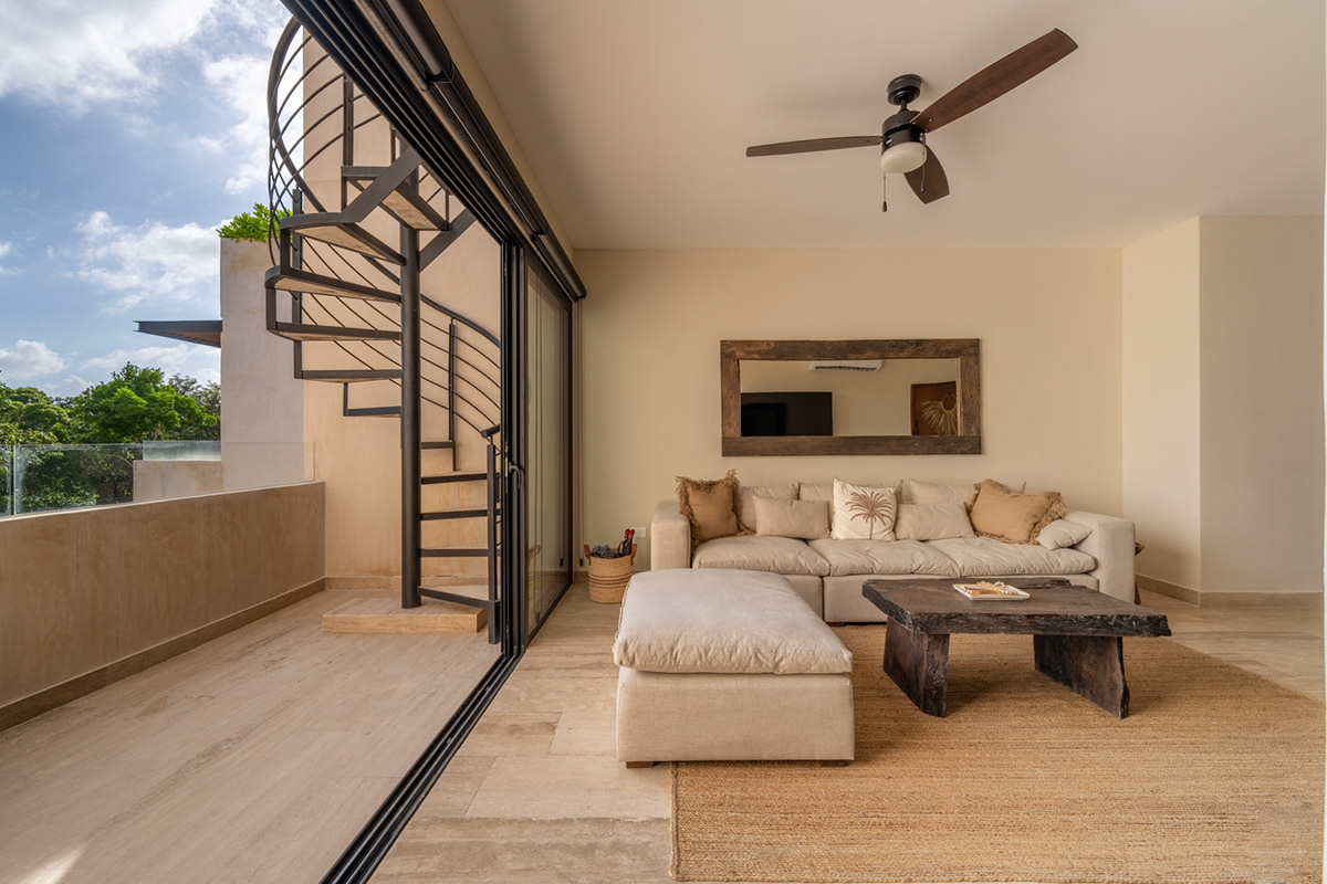 Living room opening to a terrace with a spiral staircase — Paramar